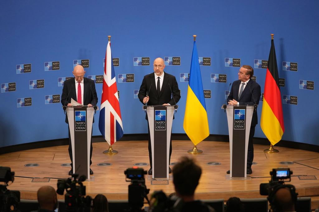 Von den Nato-Verteidigungsministern erhielt die Ukraine einige Hilfszusagen. - Foto: Virginia Mayo/AP/dpa