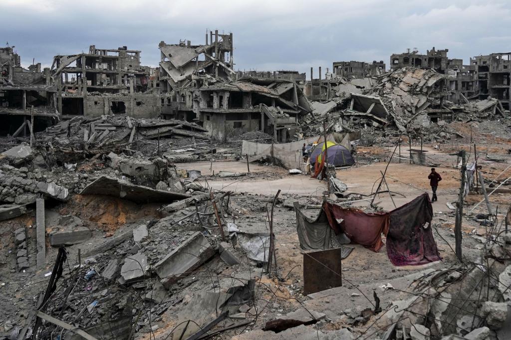 Viele Leichen von Geiseln könnten mutmaßlich unter den Ruinen ausgebombter Gebäude oder in Tunnelschächten verschüttet sein. (Archivbild) - Foto: Abdel Kareem Hana/AP/dpa