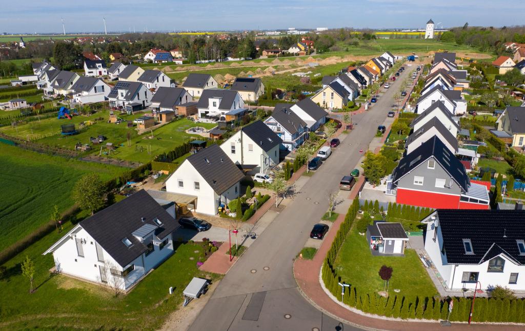 Ist für eine Mehrheit der Deutschen der Wohntraum: das freistehende Einfamilienhaus. (Symbolbild) - Foto: Jan Woitas/dpa-Zentralbild/dpa