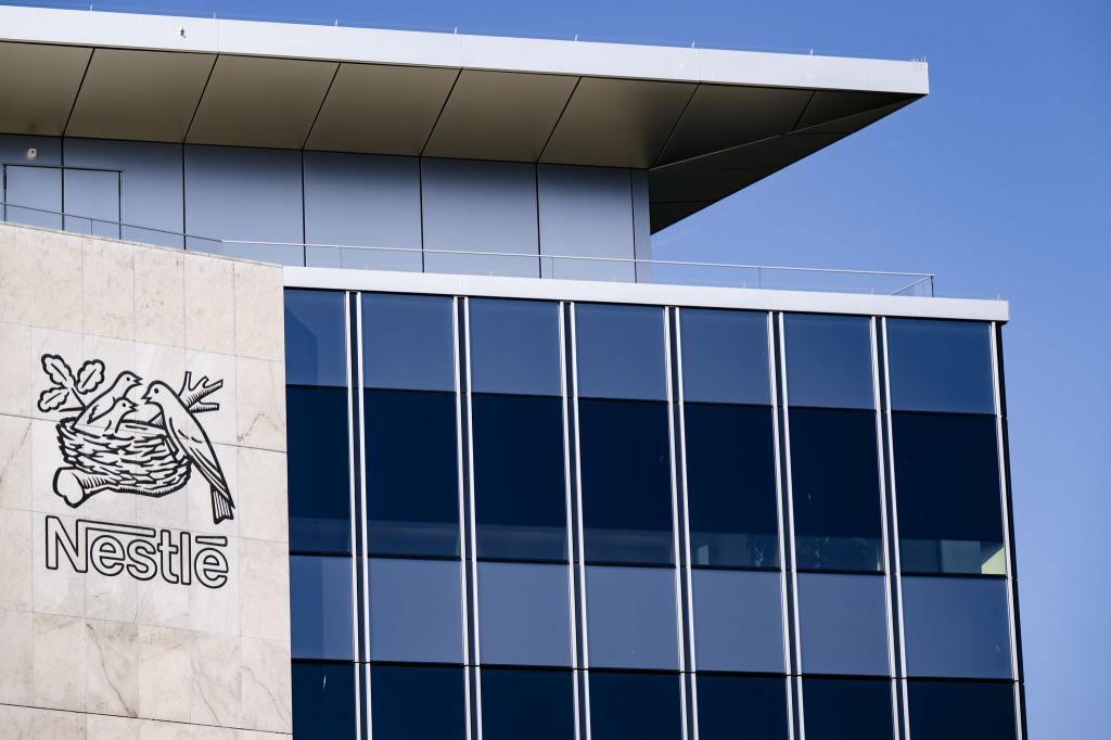 Nestlé will mehr Wachstumsdynamik und streicht deshalb 16.000 Stellen (Archivbild) - Foto: Jean-Christophe Bott/KEYSTONE/dpa