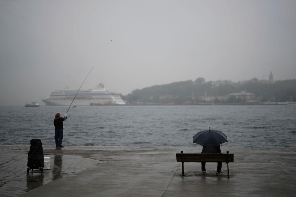 Ein Regentag in Istanbul - angesichts der Wasserprobleme im Land sind darüber viele dankbar. (Archivbild) - Foto: Francisco Seco/AP/dpa