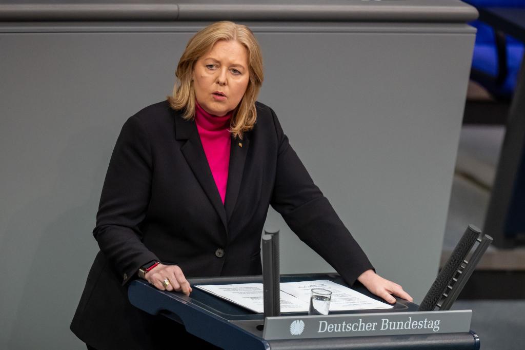 Bundesarbeitsministerin Bärbel Bas (SPD) verteidigt das Rentenpaket. - Foto: Michael Kappeler/dpa