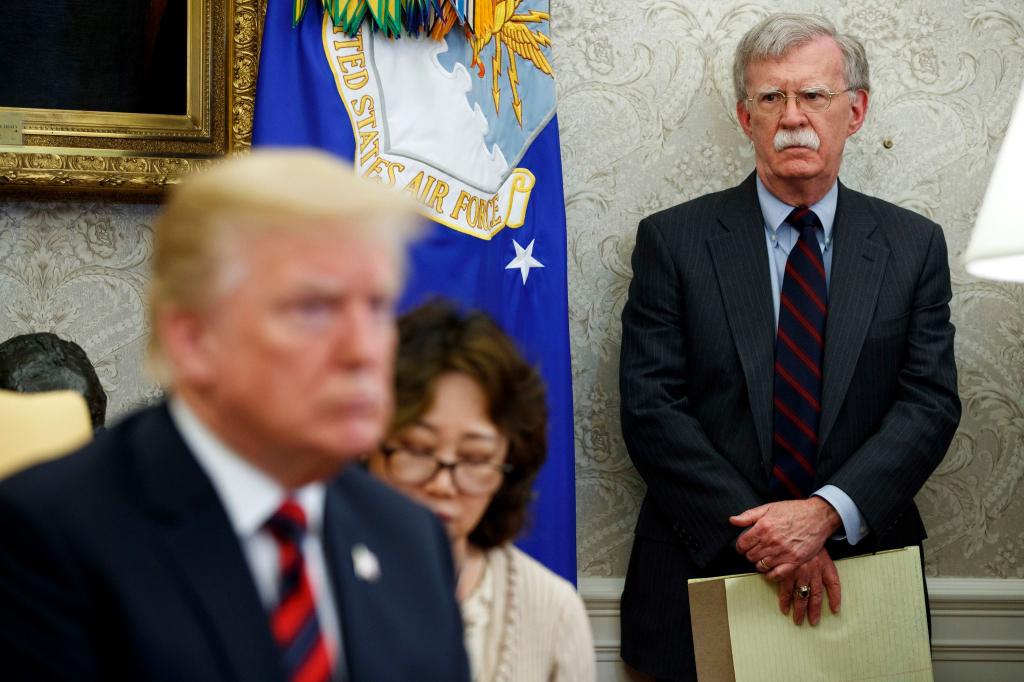Bolton veröffentlichte 2020 ein Enthüllungsbuch, in dem er ein vernichtendes Bild von Trump zeichnete. (Archivbild) - Foto: Evan Vucci/AP/dpa