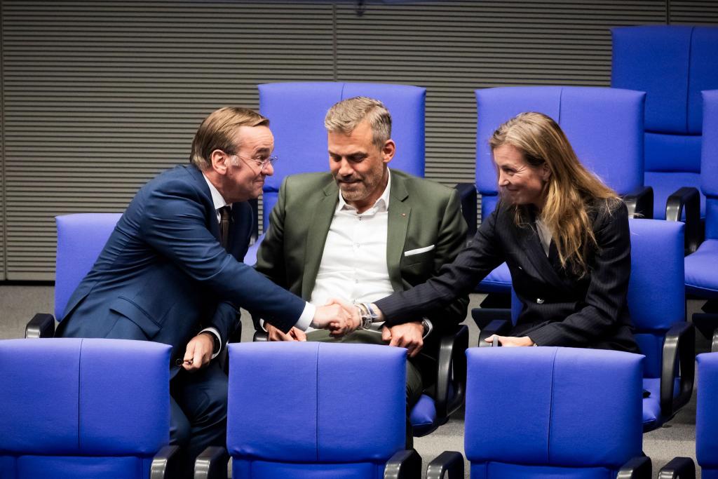 Die drei SPD-Verteidigungsexperten schrieben gemeinsam der Fraktion. - Foto: Christoph Soeder/dpa