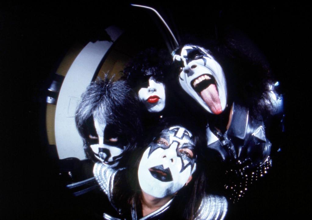 Kiss machte mit wildem Make-up, spektakulären Kostümen und theatralischen Live-Shows Furore. (Archivbild) - Foto: Richard Drew/AP/dpa