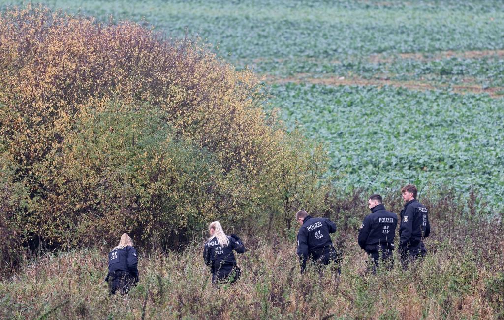 Am Mittwoch durchkämmten Polizisten vor allem die Umgebung eines Tümpels bei Klein Upahl. - Foto: Bernd Wüstneck/dpa