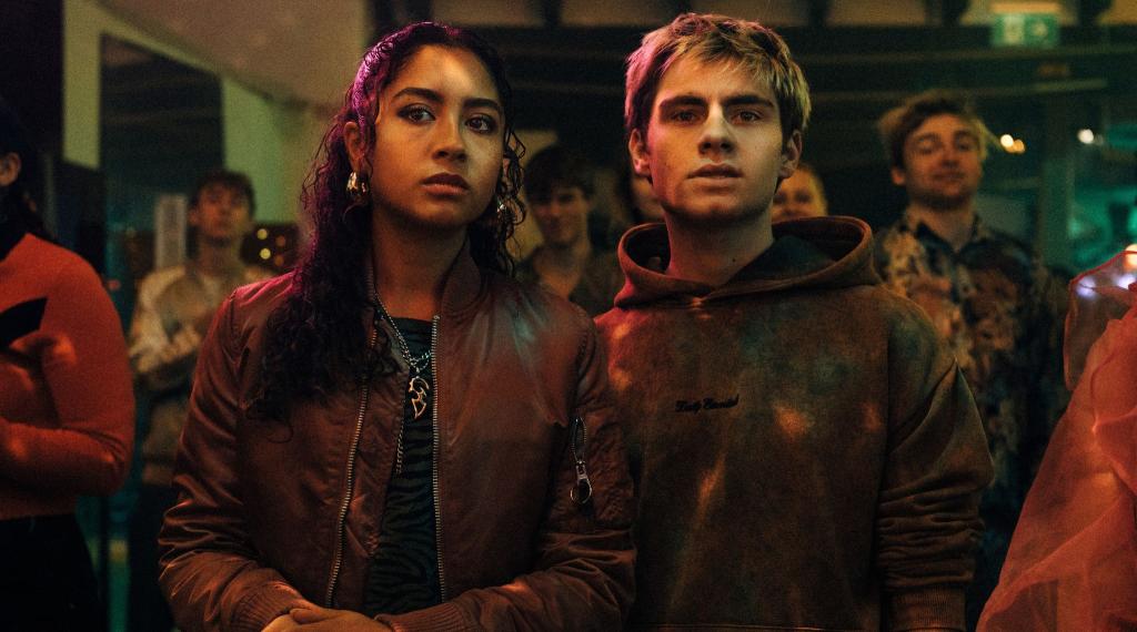  Nola (Samira Breuer) und Corvin (Florian Geißelmann) suchen die Macher der «Schattenseite». - Foto: Elliott Kreyenberg/ARD Degeto Film/HR/funk/Dreamtool Entertainment GmbH/dpa