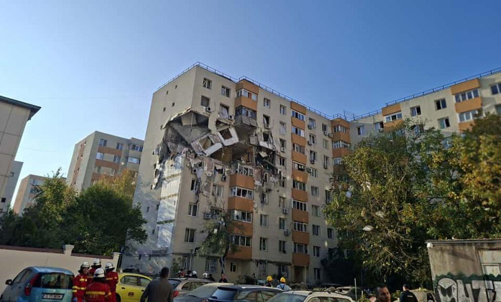 Das Haus droht einzustürzen, mehr Opfer werden befürchtet. - Foto: Uncredited/ROMANIAN EMERGENCY SERVICES via AP/dpa