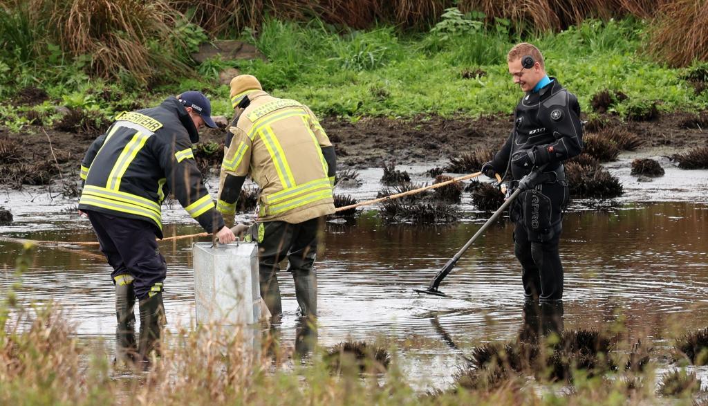 Einsatzkräfte haben bei ihren Ermittlungen zum Tod des achtjährigen Fabian aus Güstrow erneut einen Tümpel im Bereich des Fundortes der Leiche in den Blick genommen. - Foto: Bernd Wüstneck/dpa