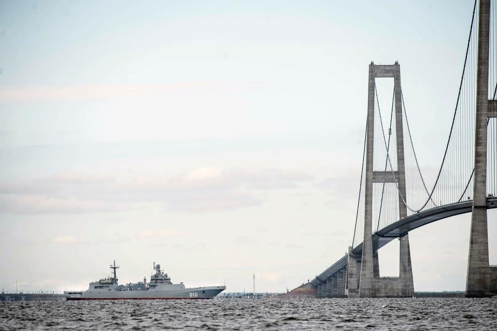 Die Brücke über den Großen Belt - hier ist ein Schiff der russischen Nordflotte unter ihr zu sehen - zählt zu den imposantesten Bauwerken Dänemarks. (Symbolbild) - Foto: Tim Kildeborg Jensen/Ritzau Scanpix Foto/AP/dpa