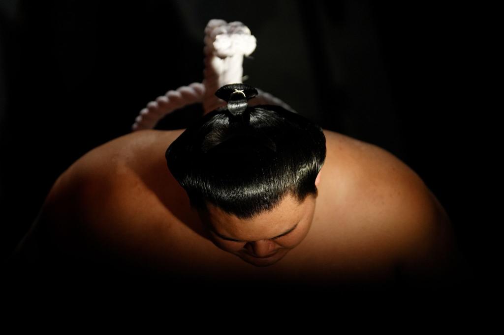 Ein Sumoringer steht bei der Eröffnungszeremonie am dritten Tag des großen Sumoturniers in London. - Foto: Jordan Pettitt/PA Wire/dpa