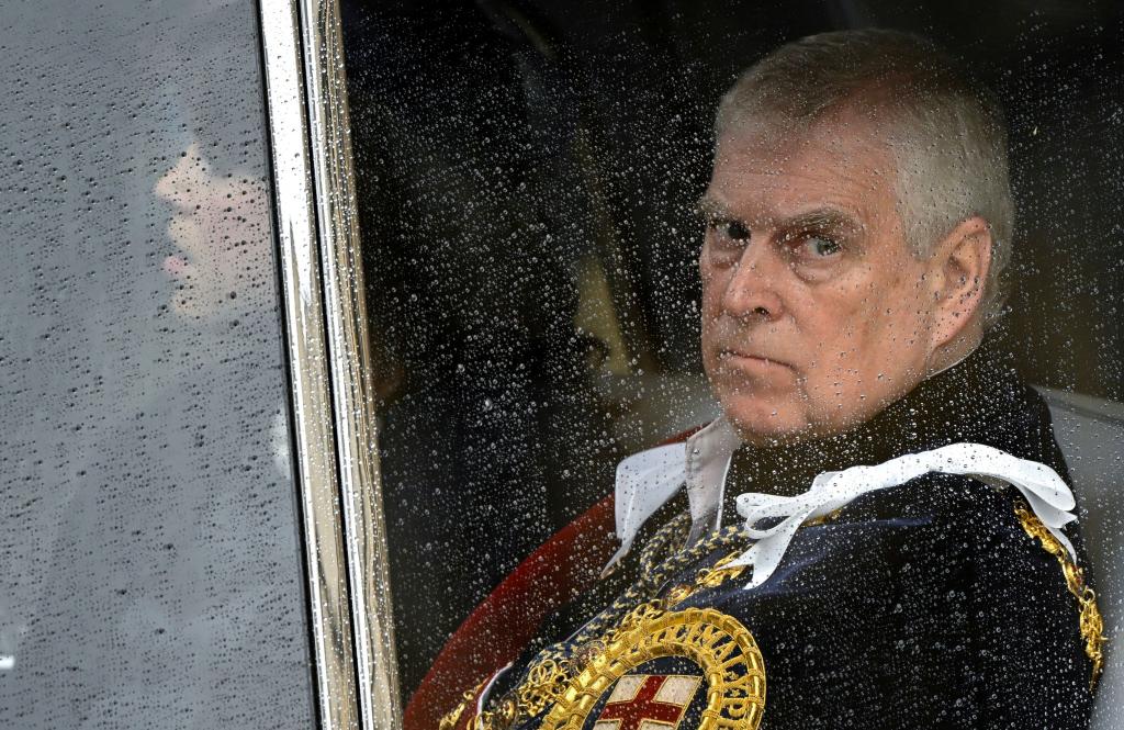 Prinz Andrew legt im Zuge des Epstein-Skandals Titel und Ehrungen ab. (Archivbild) - Foto: Toby Melville/Pool Reuters/dpa