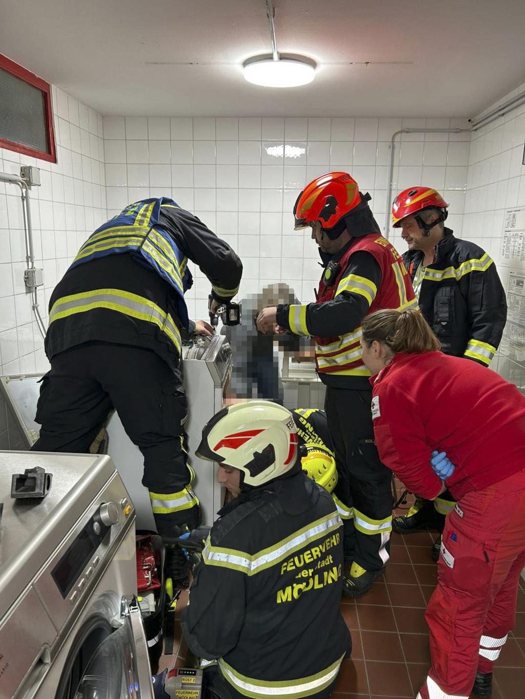 Das Kind wurde mit Hilfe einer hydraulischen Schere befreit. - Foto: Unbekannt/FFMOEDLING.AT/APA/dpa