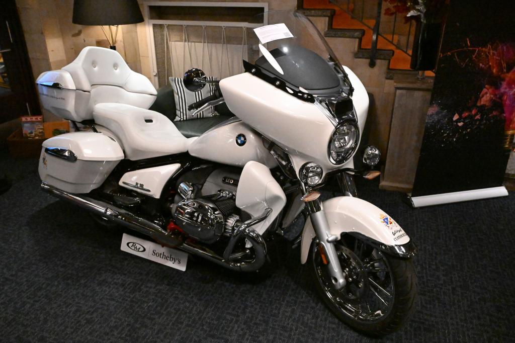 Papst Leo XIV. hatte das Motorrad im September in Rom in Empfang genommen. (Archivbild) - Foto: Felix Hörhager/dpa