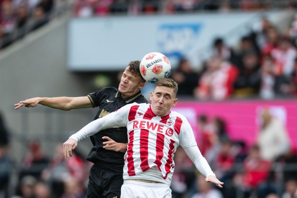 Kölns Isak Johannesson (r) und Augsburgs Robin Fellhauer kämpfen um den Ball. - Foto: Marius Becker/dpa