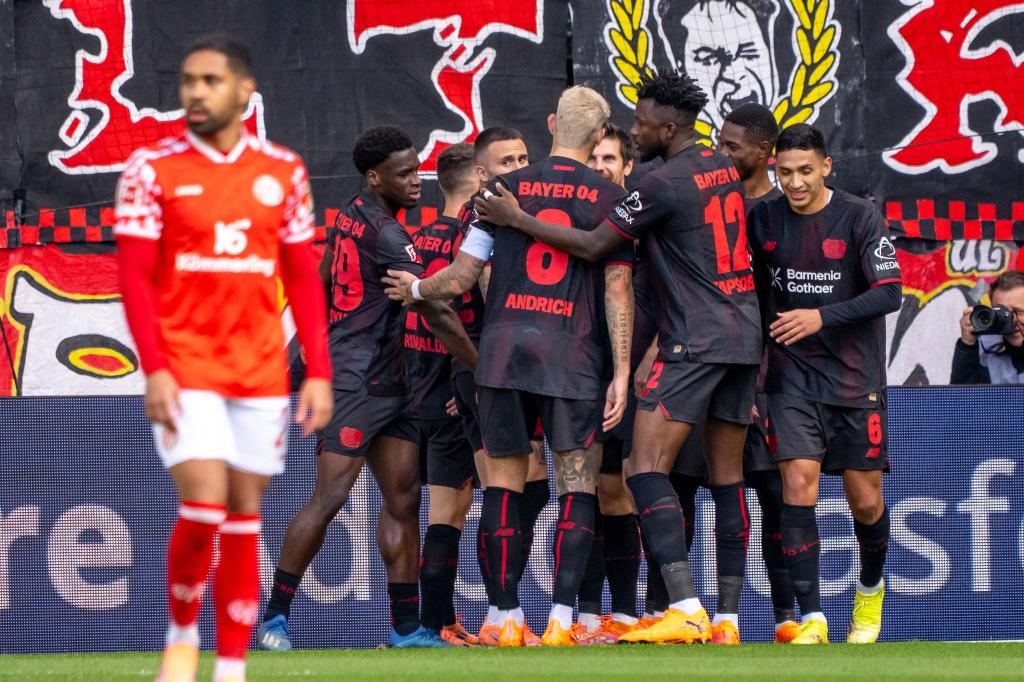 Torjubel für Leverkusen beim FSV Mainz 05. - Foto: Torsten Silz/dpa