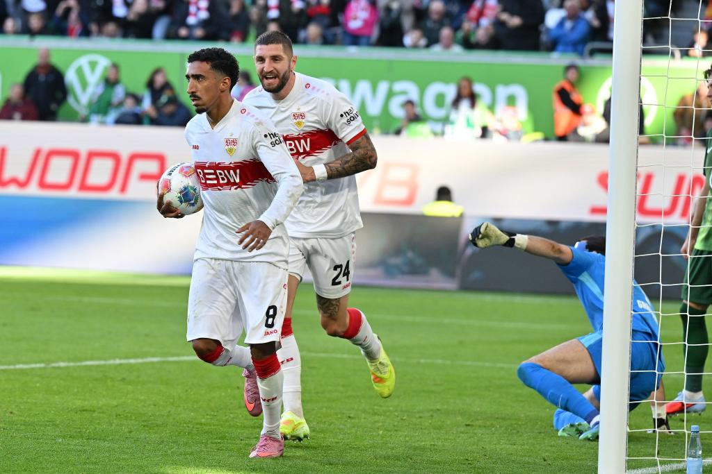 Kein Jubel nach dem Tor aus Respekt vor seinem Ex-Club: Stuttgarts Tiago Tomas (l) nach dem 1:0 gegen den VfL Wolfsburg - Foto: Swen Pförtner/dpa