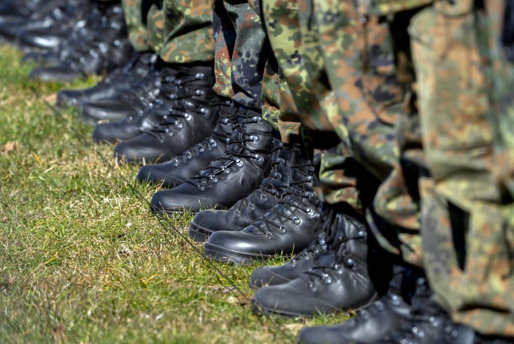 Die Bundesregierung ringt um die Ausgestaltung eines neuen Wehrdienstgesetzes, das zum 1. Januar in Kraft treten soll. - Foto: Soeren Stache/dpa
