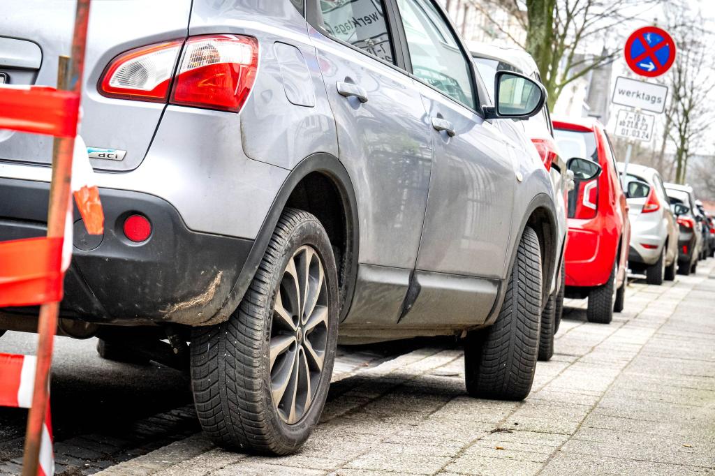 Ein Auto in der Bremer Innenstadt wurde aufgesetzt auf dem Gehweg abgestellt. Eine Aktion soll auf die Probleme dadurch aufmerksam machen. (Symbolbild) - Foto: Sina Schuldt/dpa
