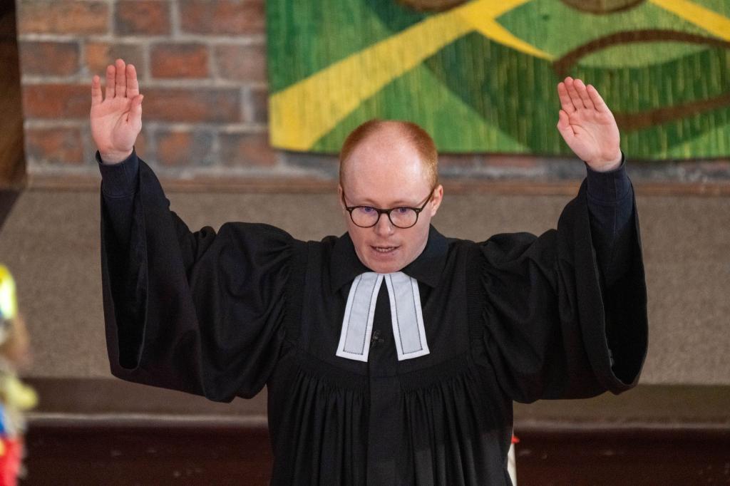 Vikar Tim Trabe leitete den Familiengottesdienst, mit dem am Sonntag des toten Fabian aus Güstrow gedacht wurde. - Foto: Stefan Sauer/dpa