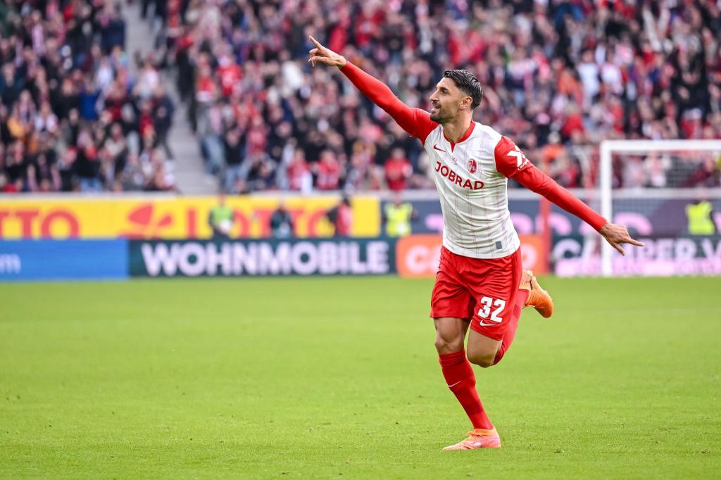 Später Ausgleich: Vincenzo Grifo traf für Freiburg zum 2:2. - Foto: Harry Langer/dpa