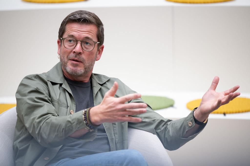 Karl-Theodor zu Guttenberg will die AfD inhaltlich konfrontieren. (Archivbild) - Foto: Sebastian Gollnow/dpa