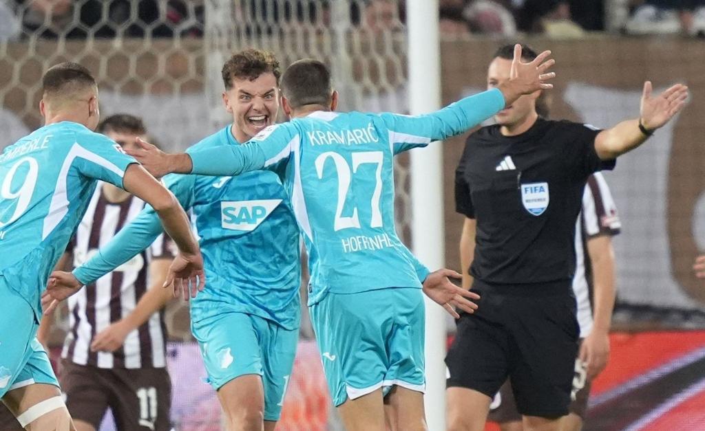 Andrej Kramaric (vorne, 1899 Hoffenheim) jubelt nach seinem Treffer zum 2:0. - Foto: Marcus Brandt/dpa