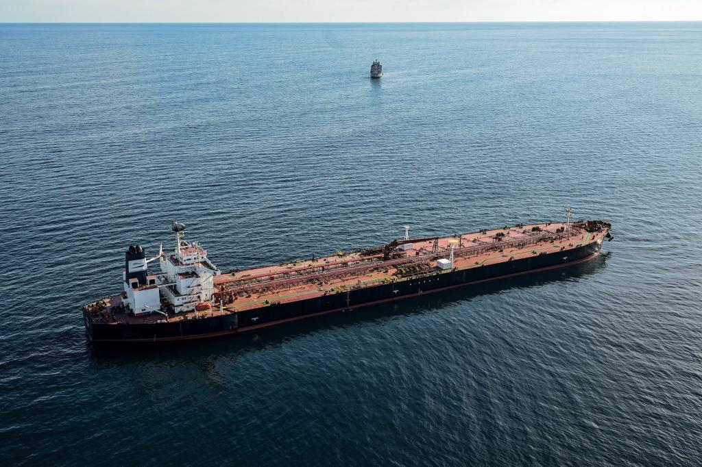 Schiffe der russischen «Schattenflotte» sollen künftig festgesetzt werden können. (Archivbild) - Foto: Damien Meyer/AFP/dpa