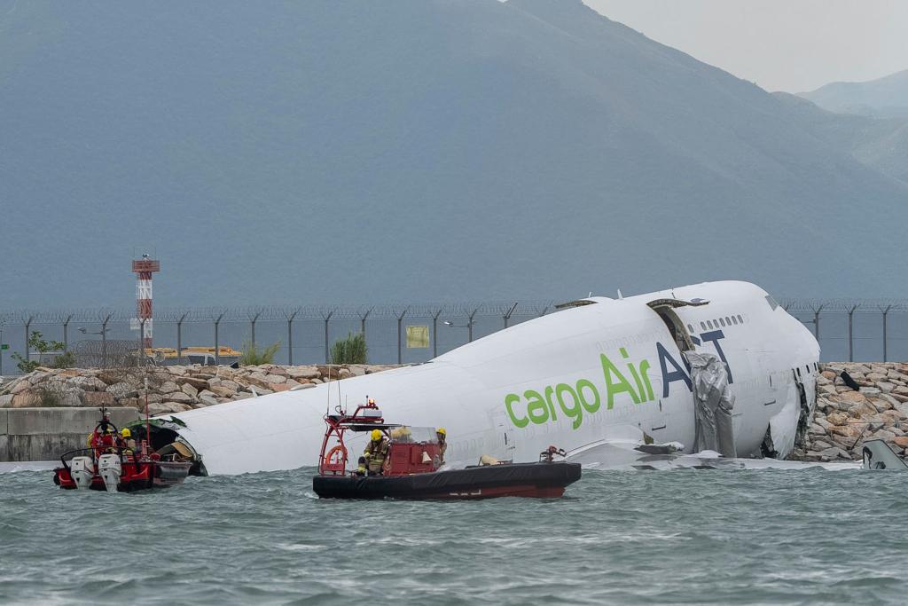 Die Frachtmaschine rutschte über die Landebahn hinaus ins Wasser. - Foto: Chan Long Hei/AP/dpa