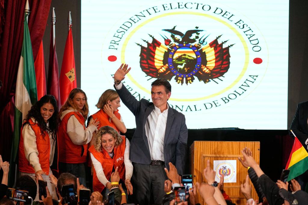 Rodrigo Paz Pereira hielt nach seinem Wahltriumph eine Rede vor Anhängern. - Foto: Natacha Pisarenko/AP/dpa
