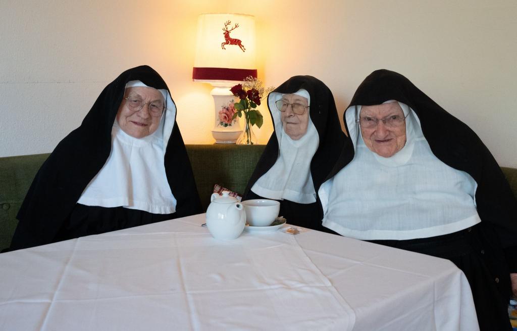 Helferinnen und Helfer haben einen Instagram-Kanal für die Chorfrauen eingerichtet. - Foto: Noah Hatz/dpa