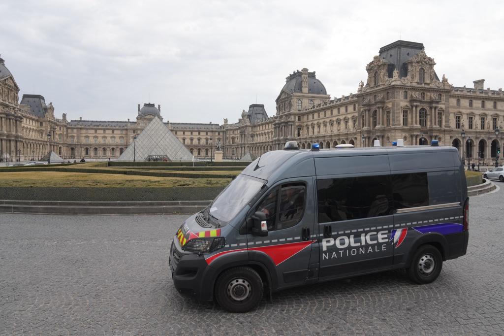 Der Louvre öffnet wieder für Besucher. (Archivbild) - Foto: Thibault Camus/AP/dpa