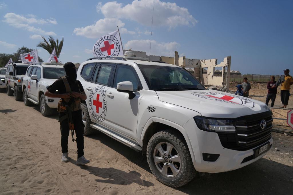 Die Hamas hat eine weitere Leiche an das Rote Kreuz übergeben, bei der es sich mutmaßlich um eine getötete Geisel handelt. (Archivbild) - Foto: Abdel Kareem Hana/AP/dpa