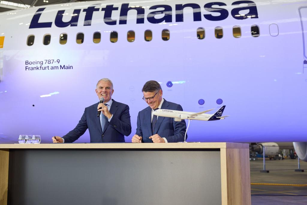 Die Boeing 787 ist bereits die siebte Lufthansa-Maschine, die den Namen des größten deutschen Drehkreuzes Frankfurt trägt. - Foto: -/Lufthansa/dpa