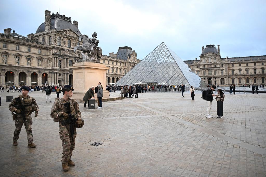 Nach dem Kunstraub im Louvre in Paris dauert die Fahndung nach den Tätern und ihrer Beute an. (Archivbild) - Foto: Emma Da Silva/AP/dpa