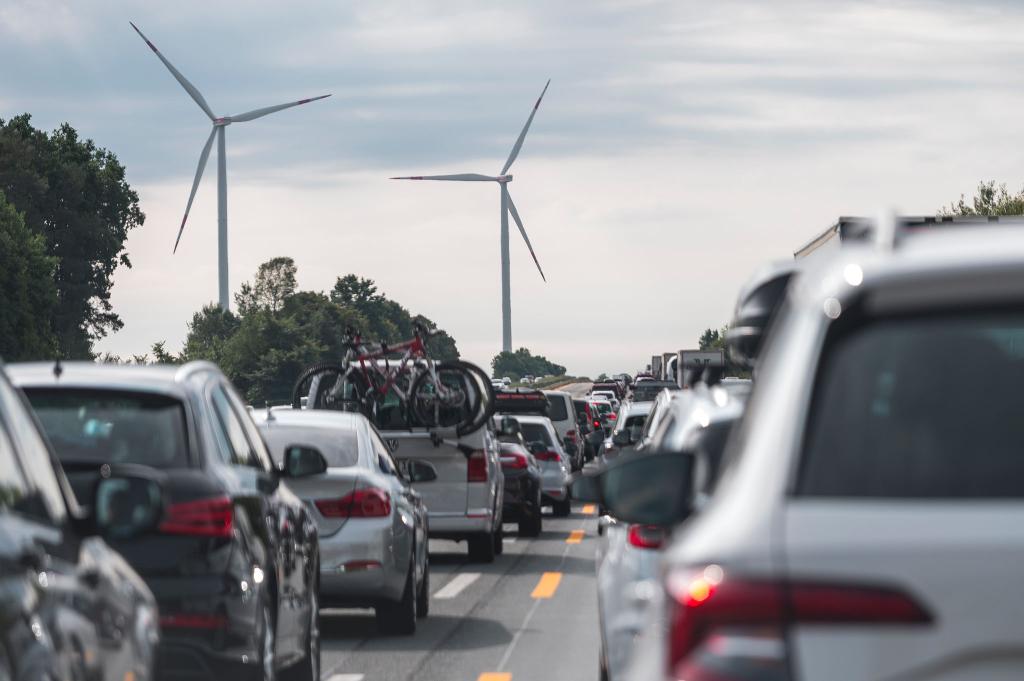 Politiker Streit: Sollen neben E-Autos in der EU ab 2035 auch noch neue Verbrenner zugelassen werden? (Archivbild) - Foto: Daniel Vogl/dpa