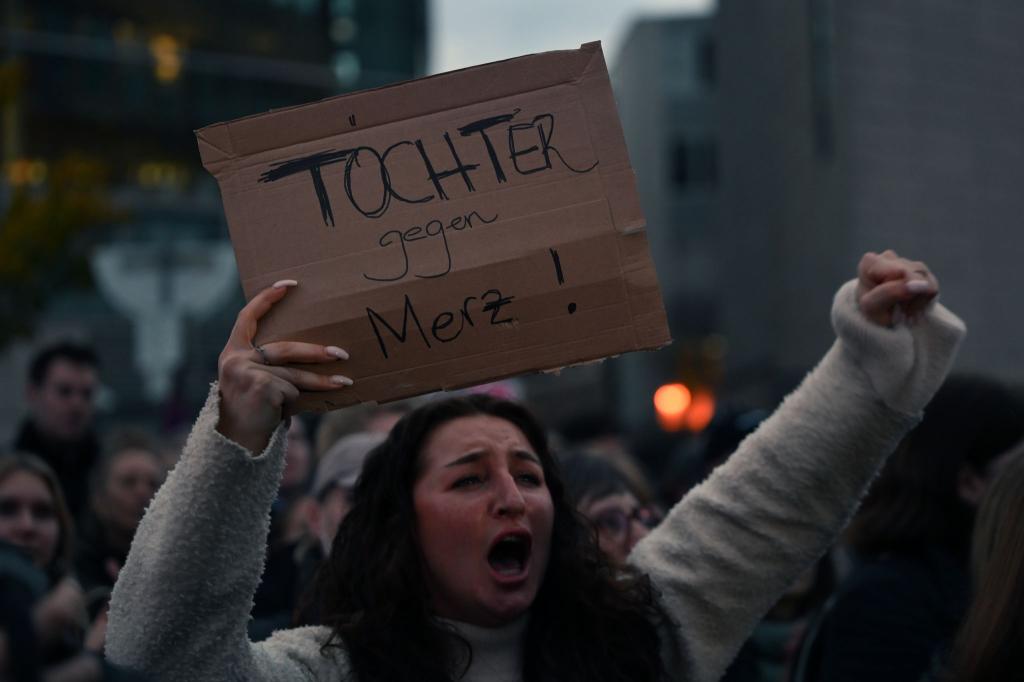 Tausende Menschen beim Protest vor der CDU-Zentrale. - Foto: Lilli Förter/dpa