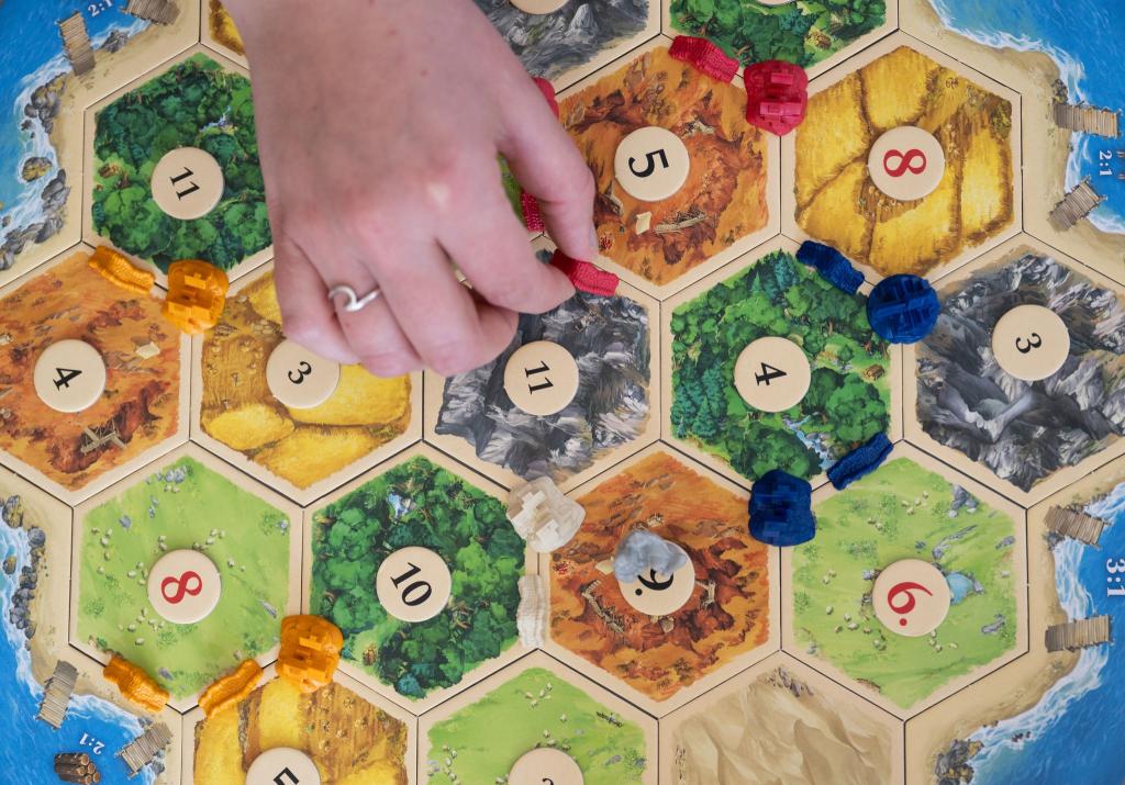 «Catan» wird weltweit und millionenfach gespielt. (Archivbild) - Foto: Marijan Murat/dpa