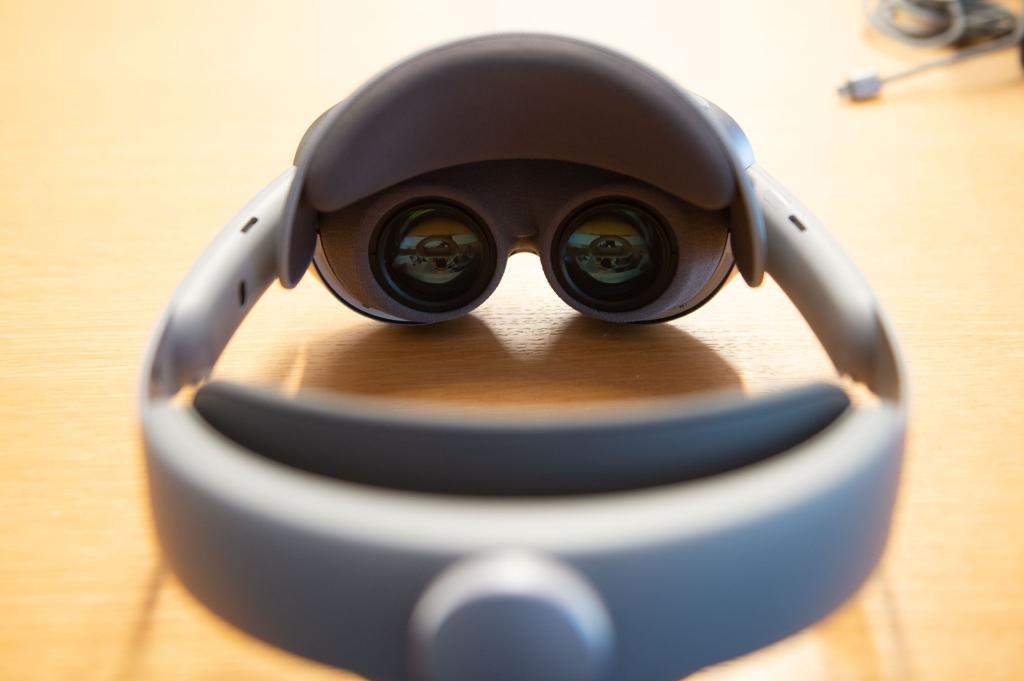Die neue Samsung-Brille - hier zu sehen ihr Prototyp aus dem Frühjahr - gibt es deutlich günstiger als Apples Vision Pro. - Foto: Andrej Sokolow/dpa
