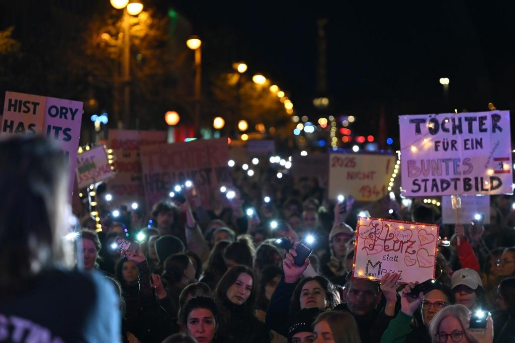 Laut Polizei kamen rund 2.000 Menschen zu der Demonstration. - Foto: Lilli Förter/dpa