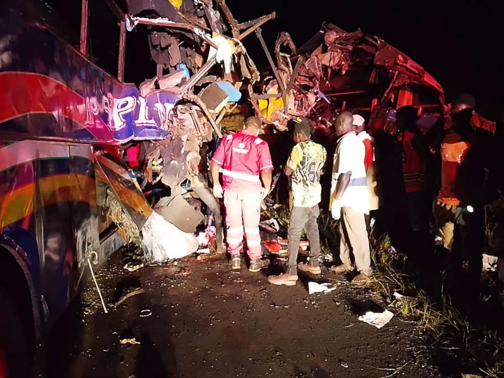 Die Fahrzeuge wurden schwer beschädigt. - Foto: Uncredited/Uganda Red Cross/AP/dpa