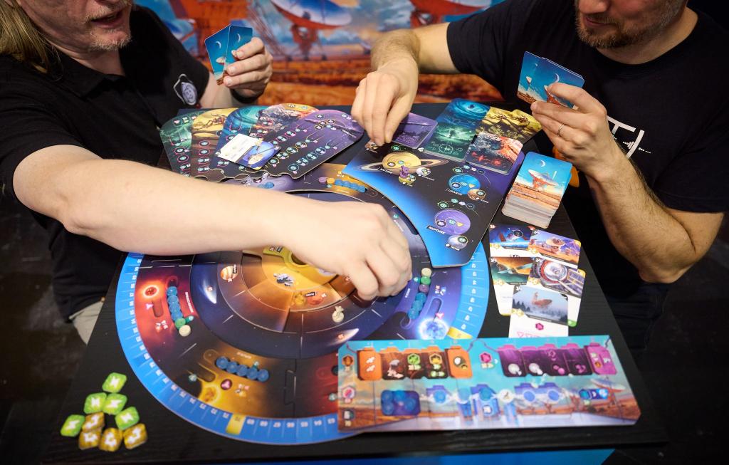 Brettspiele sind nach Branchenangaben weiter stark gefragt. - Foto: Bernd Thissen/dpa