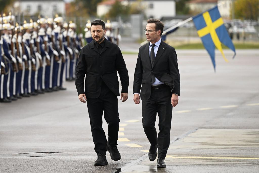 Der ukrainische Präsident Wolodymyr Selenskyj (links) wurde am Mittwoch von Regierungschef Ulf Kristersson (rechts) in Linköping begrüßt. - Foto: Fredrik Sandberg/TT News Agency via AP/dpa
