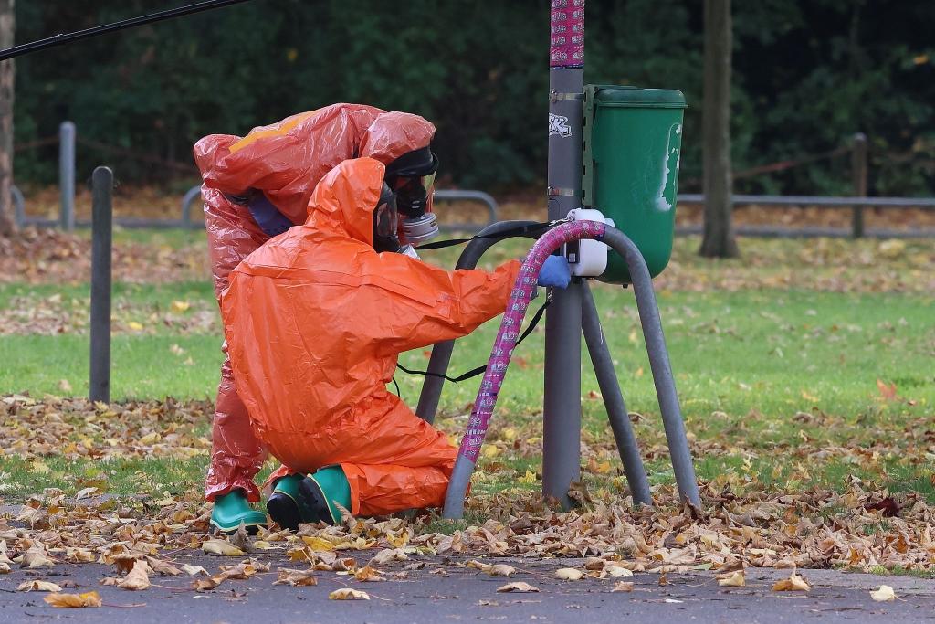 Feuerwehrleute überprüfen eine Mülltonne. - Foto: David Young/dpa