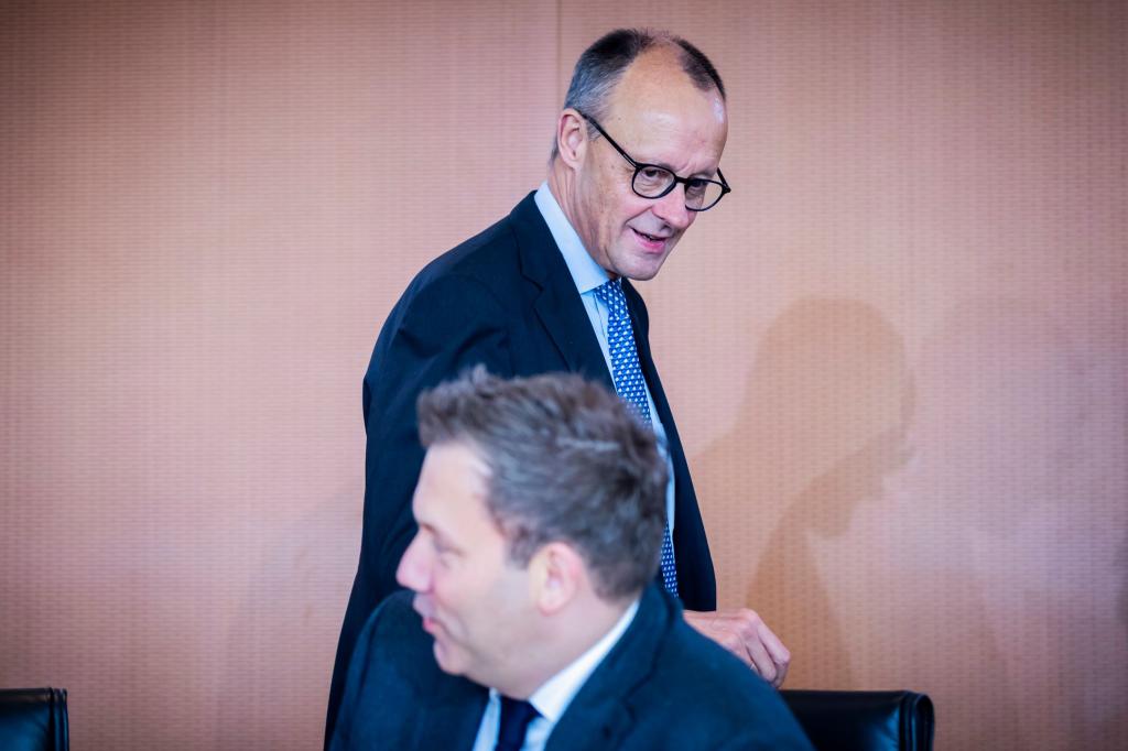 Erst schaltete sich Klingbeil in Debatte ein, dann erklärte sich Merz. - Foto: Christoph Soeder/dpa