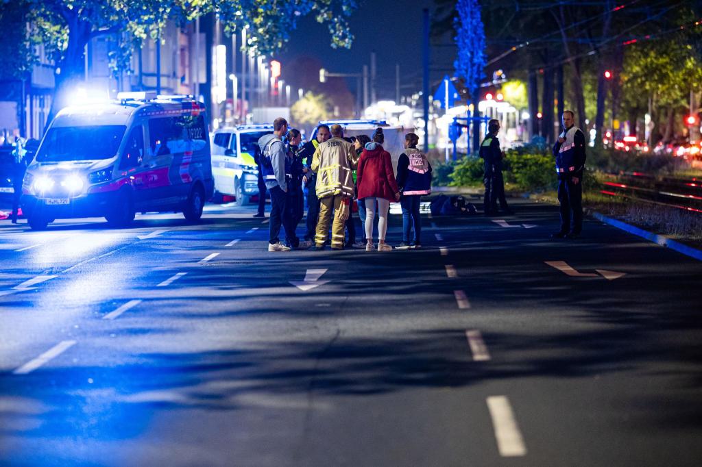 Einsatzkräfte versorgen mehrere Menschen nach einer Schießerei in Hannover. - Foto: Moritz Frankenberg/dpa
