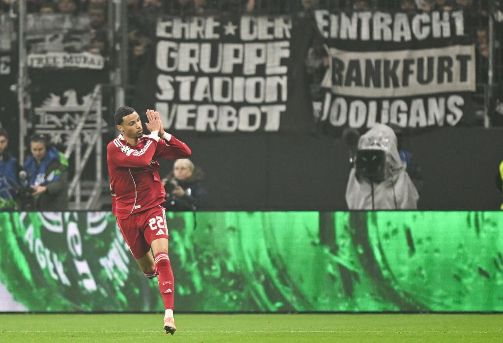 Kein großer Jubel: Der ehemalige Frankfurter Ekitiké nach dem 1:1 - Foto: Arne Dedert/dpa