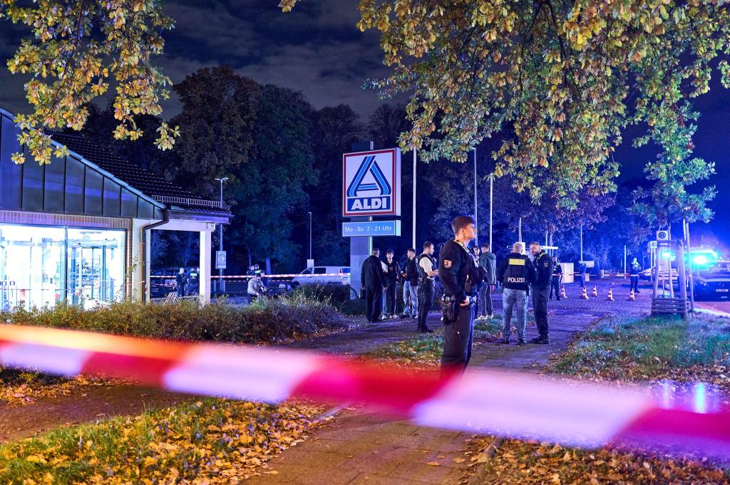Mindestens eine Person wurde verletzt und in ein Krankenhaus gebracht. - Foto: Michael Ukas/dpa