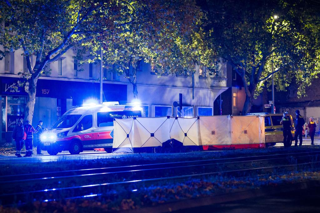 Einsatzkräfte sichern den Tatort. - Foto: Moritz Frankenberg/dpa
