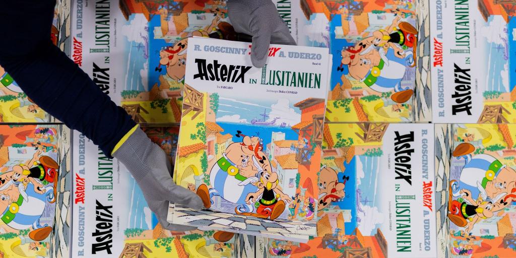 Ausgaben des neuen Asterix-Bandes Nummer 41. - Foto: Rolf Vennenbernd/dpa